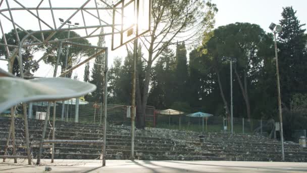 Opuštěné a opomíjené basketbalové hřiště kvůli propuknutí viru korony — Stock video