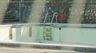 Corona virüsü salgını yüzünden terk edilmiş ve ihmal edilmiş bir yüzme havuzu.