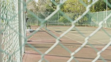 Corona virüsü salgını yüzünden terk edilmiş ve ihmal edilmiş tenis kortu