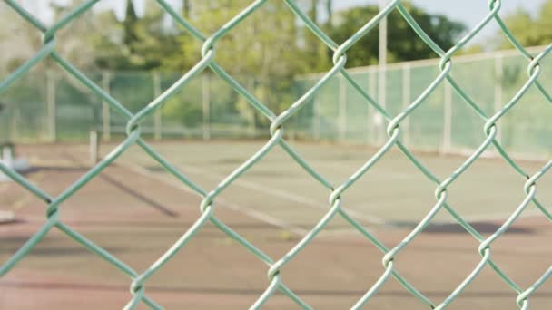 Verlaten en verwaarloosd tennisveld als gevolg van corona virus uitbraak — Stockvideo