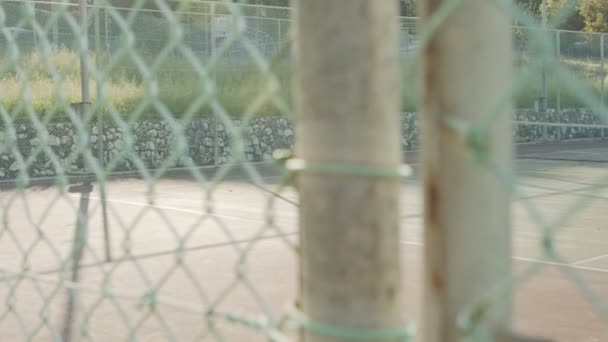 Εγκαταλελειμμένο και παραμελημένο γήπεδο τένις λόγω της επιδημίας του ιού Κορόνα — Αρχείο Βίντεο