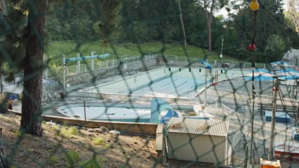 Övergiven och försummad pool på grund av koronavirusutbrott — Stockvideo