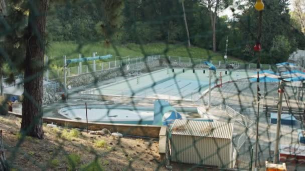 Piscina abbandonata e trascurata a causa dell'epidemia di virus corona — Video Stock