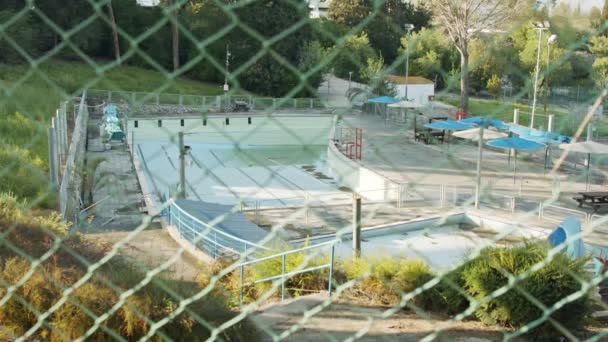 Piscina abandonada y descuidada debido al brote del virus corona — Vídeos de Stock