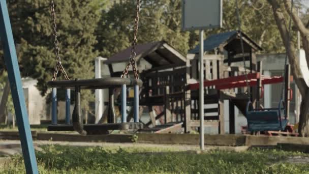 Spielplatz wegen Coronavirus-Ausbruchs ohne Menschen — Stockvideo