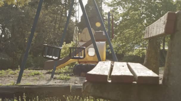 Покинутая детская площадка без людей из-за вспышки вируса короны — стоковое видео