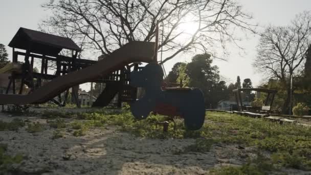 Покинутая детская площадка без людей из-за вспышки вируса короны — стоковое видео