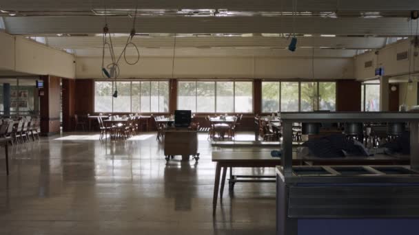 コロナウイルスの流行により閉鎖された大きな食堂 — ストック動画