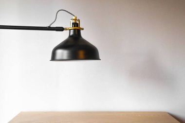 Masa lambası ya da sallanan lamba boş ahşap masa üzerinde parlak arkaplan