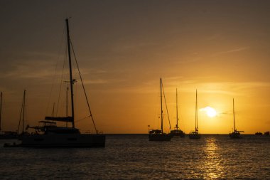 Gün batımında denizde birkaç yat var. Günbatımında lüks yatlarda romantik bir atmosfer..