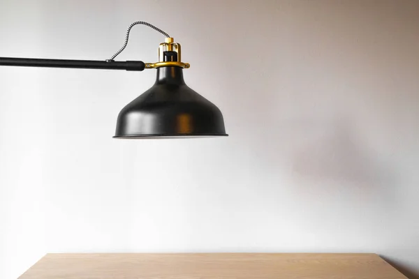 Masa lambası ya da sallanan lamba boş ahşap masa üzerinde parlak arkaplan