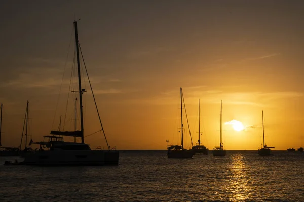 Gün batımında denizde birkaç yat var. Günbatımında lüks yatlarda romantik bir atmosfer..