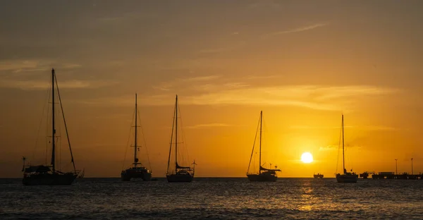 Gün batımında denizde birkaç yat var. Günbatımında lüks yatlarda romantik bir atmosfer..