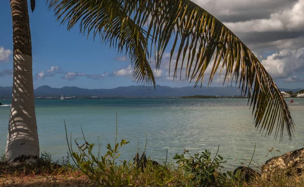 Прекрасний Вид Острова Пальму Блакитне Море Гори Фоні — стокове фото