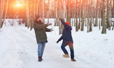 Kış Parkta yürümek iki genç adam. Bir tanesi kayıp, kollarını sallayarak dengesini kaybetti geri döner, arkadaşı o çekmek istiyor.
