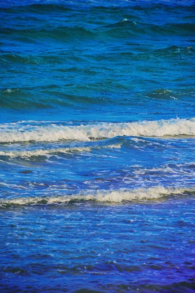 Abstract clean sea background, view on ripple foam surface of wa — Stock Photo, Image