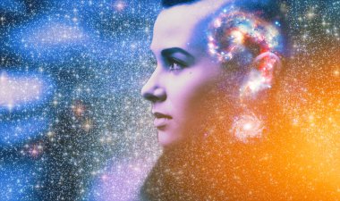 Genç kadın yüzünün soyut portresini, kafasının içinde galaksi evreni olan iki kere çarp. İnsan ruhu, astronomi, soru sorun, bu görüntünün içeriği Nasa tarafından desteklenmektedir..