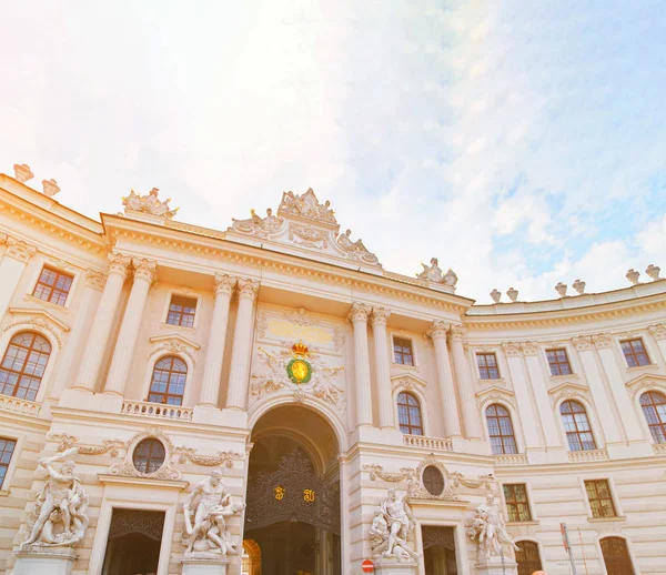 Vienna, Austria. Istana Hofburg terlihat dari Michaelerplatz, Habsbu — Stok Foto