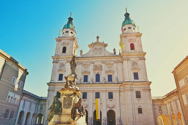 Híres salzburgi katedrális, Salzburger DOM, a város Domplatzon — Stock Fotó