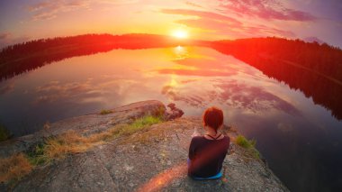 Güzel bir kadın yüksek mevkide yarım nilüfer pozisyonunda oturur. Gün batımının muhteşem manzarası. Yaz gökyüzü, yoga meditasyonu. Kundalini enerjisi. Yalnızlık uyum, zihinsel özgürlük zen akıl konsepti.