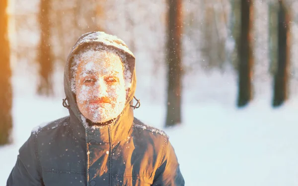 Divertido retrato de un joven congelado. Correr en una ventisca en th — Foto de Stock