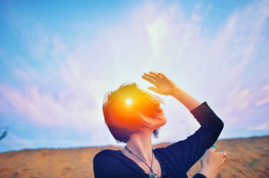 Şaman ritüeli, psikoloji özgürlüğü, zihin konseptinin mistik gücü. Doğaya, gün doğumuna ya da günbatımına kapalı gözlerle dua eden ruhani bir kadının kafa portresi. Yakın plan..