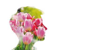 Akıl spa konseptinin özgürlük gücü. Açık havada meditasyon yapan güzel bir kadının çift taraflı portresi gözleri kapalı, lale çiçeklerinin fotoğrafıyla birleştirilmiş, yakın plan. Dijital sanat efekti