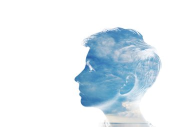 Çifte maruziyet güzel kadın yüzü siluet portre beyaz deniz suyu ve bulut doğası ile izole. Zihin psikolojisi, stres terapisi, insan ruhu, akıl sağlığı, yaşam zen-iq konsepti