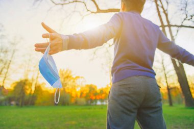 Mutlu eğlenceli adam kollarını aç yüz maskesini çıkar ve yerine koy. Covid 19 hasta durağı, her hastalıktan sonra kilit altına alınan yeni normal güvenli hayat kaçış basamağı, güneş gökyüzü şehri temiz hava nefesi neşe, Tanrı aşkına inanç kavramı. Solunum cihazı atıldı, covid-19 korkusu düzeltildi.