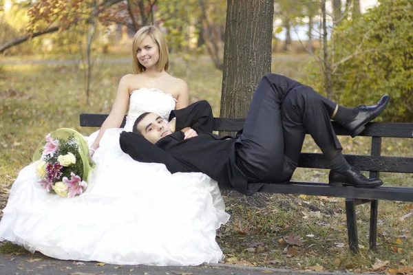 Bella coppia sposata nel giorno del matrimonio.Felice sorridente sposo — Foto Stock