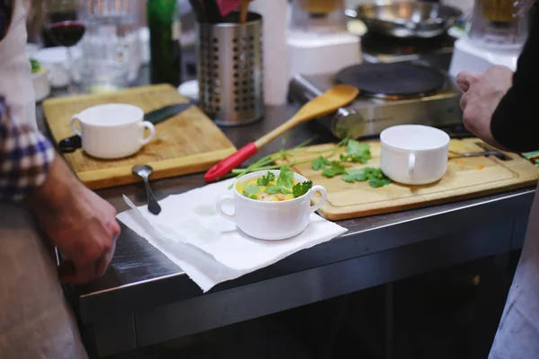 Cuisiner dans la cuisine et la table des aliments — Photo