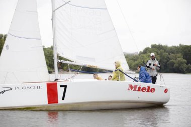 Yelken yarışmaya katılan takım sporcular