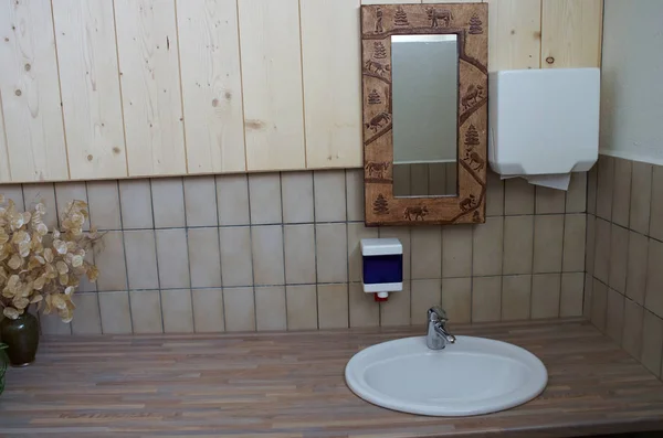 Mycie wanny w karmelu kafelkami nowoczesne toalety — Zdjęcie stockowe