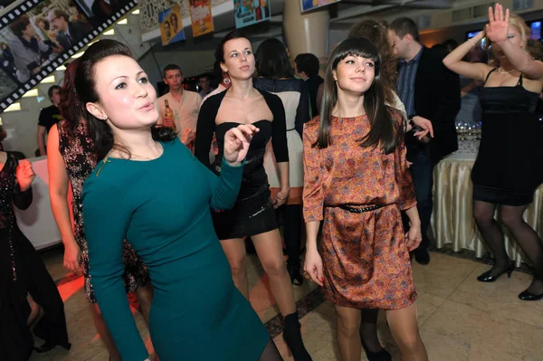 Persone che ballano e festeggiano nel Night club — Foto Stock