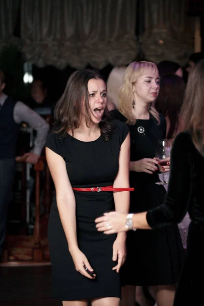 Pessoas dançando e festejando em Night club — Fotografia de Stock