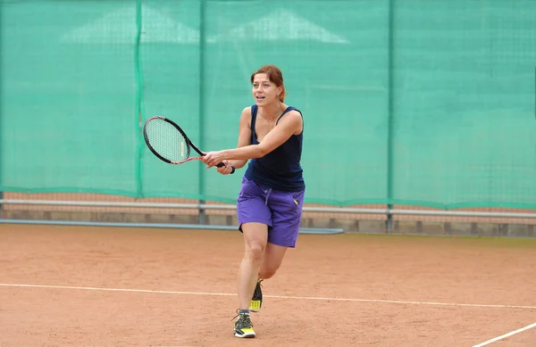 Tenis oynayan genç bir kadın
