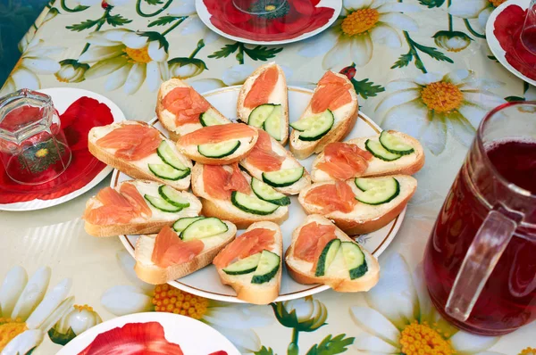 Sandwich met rode vis. zalm canapé op buffet tafel — Stockfoto