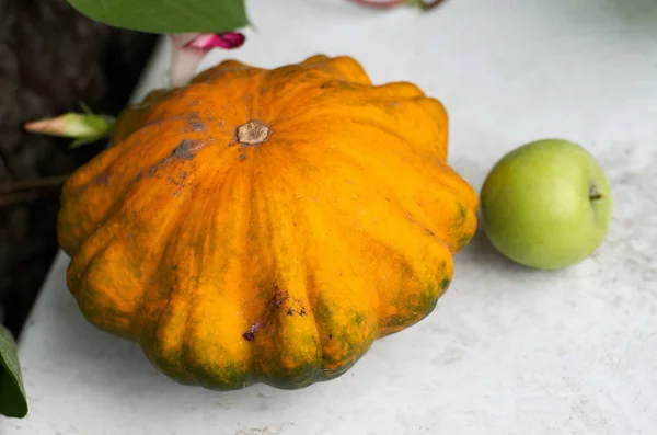 Abóboras rasgadas e frutas do outono na mesa de madeira . — Fotografia de Stock