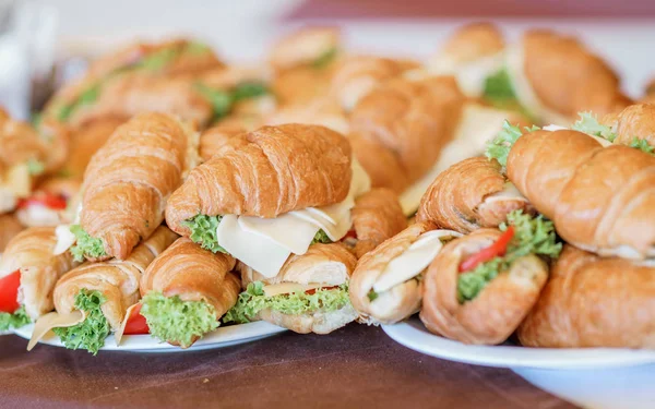 Verse Croissants, broodjes ontbijt. Picknick zomer voedsel — Stockfoto