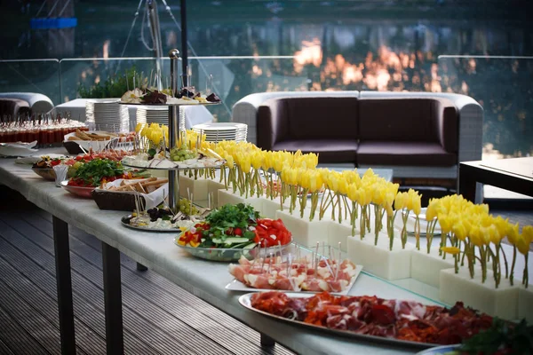 Ontbijtbuffet lijn voor lunch en diner. Buffet selfservice voedsel — Stockfoto