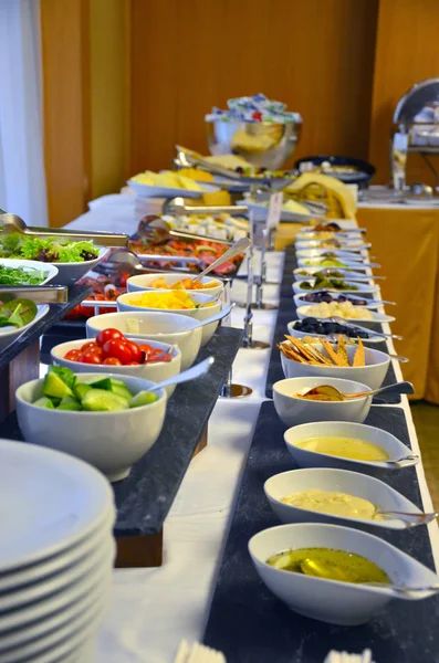 Ontbijtbuffet lijn voor lunch en diner. Buffet selfservice voedsel — Stockfoto