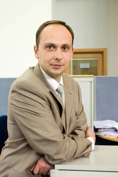 Przystojny mężczyzna w garnitur i krawat stoją w biurze — Zdjęcie stockowe