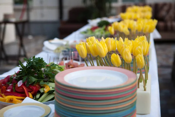 Ontbijtbuffet lijn voor lunch en diner. Buffet selfservice voedsel — Stockfoto