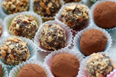 ROM ve fındık ile çeşitli çikolata truffles