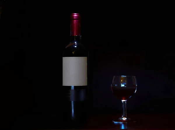Пляшка червоного вина зі склянкою — стокове фото