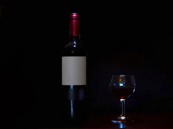 Garrafa de vinho tinto com vidro — Fotografia de Stock