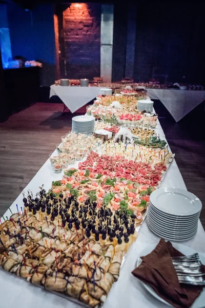 Ontbijtbuffet lijn voor lunch en diner. Buffet selfservice voedsel — Stockfoto