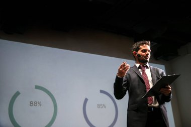 İş Etkinliği 'nde konuşma yapan konuşmacı