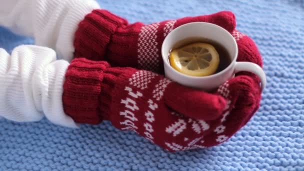 зима варежки чай. варежки с чашкой. доброе морозное утро. кружка варежки деревянный стол. кружка варежки.