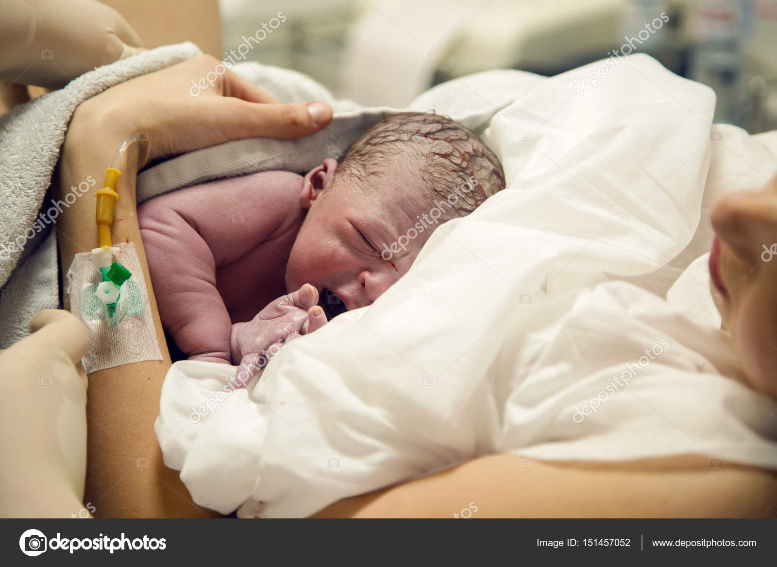 Роженица с новорожденным ребенком. Чувства после рождения ребенка. Новорожденный только родился. Послеродовая депрессия картинки. Мама с грудным ребенком.